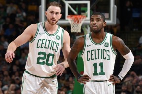 九游下载电脑版官网-“越野极限：泥浆与沙尘中的生死考验”，越野车在泥里面比赛