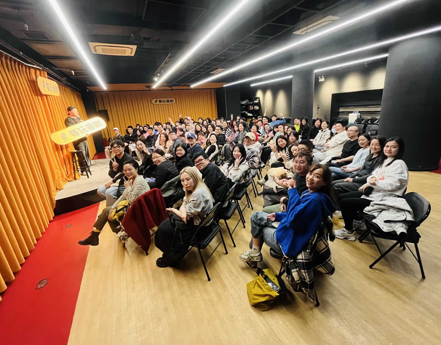 现场气氛:观众笑声不断,热情高涨如火如荼!的简单介绍 现场气氛:观众笑声不断,热情高涨如火如荼!的简单介绍