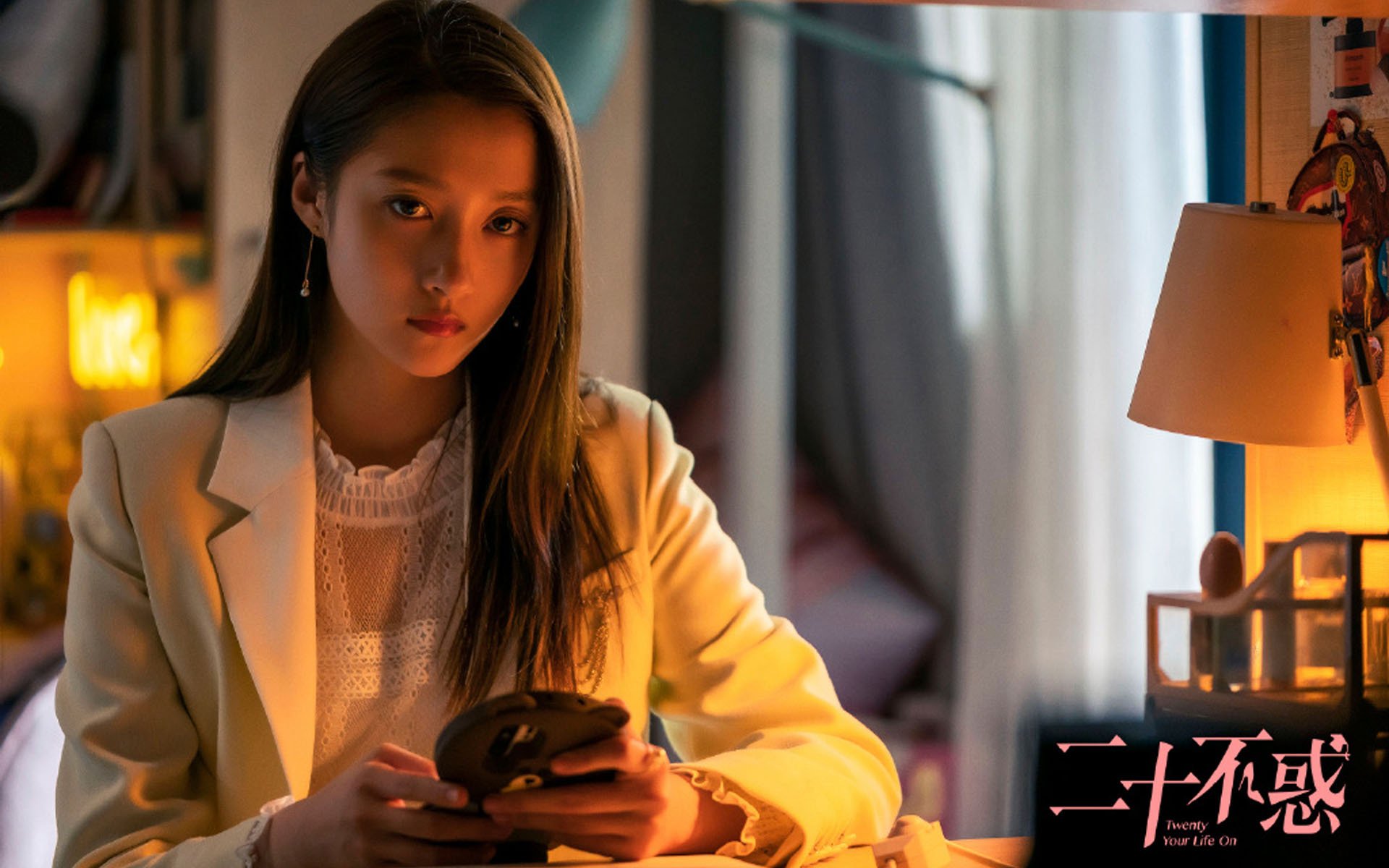 女子篮球加强传球视野训练提升组织效率，女生行进传球技巧