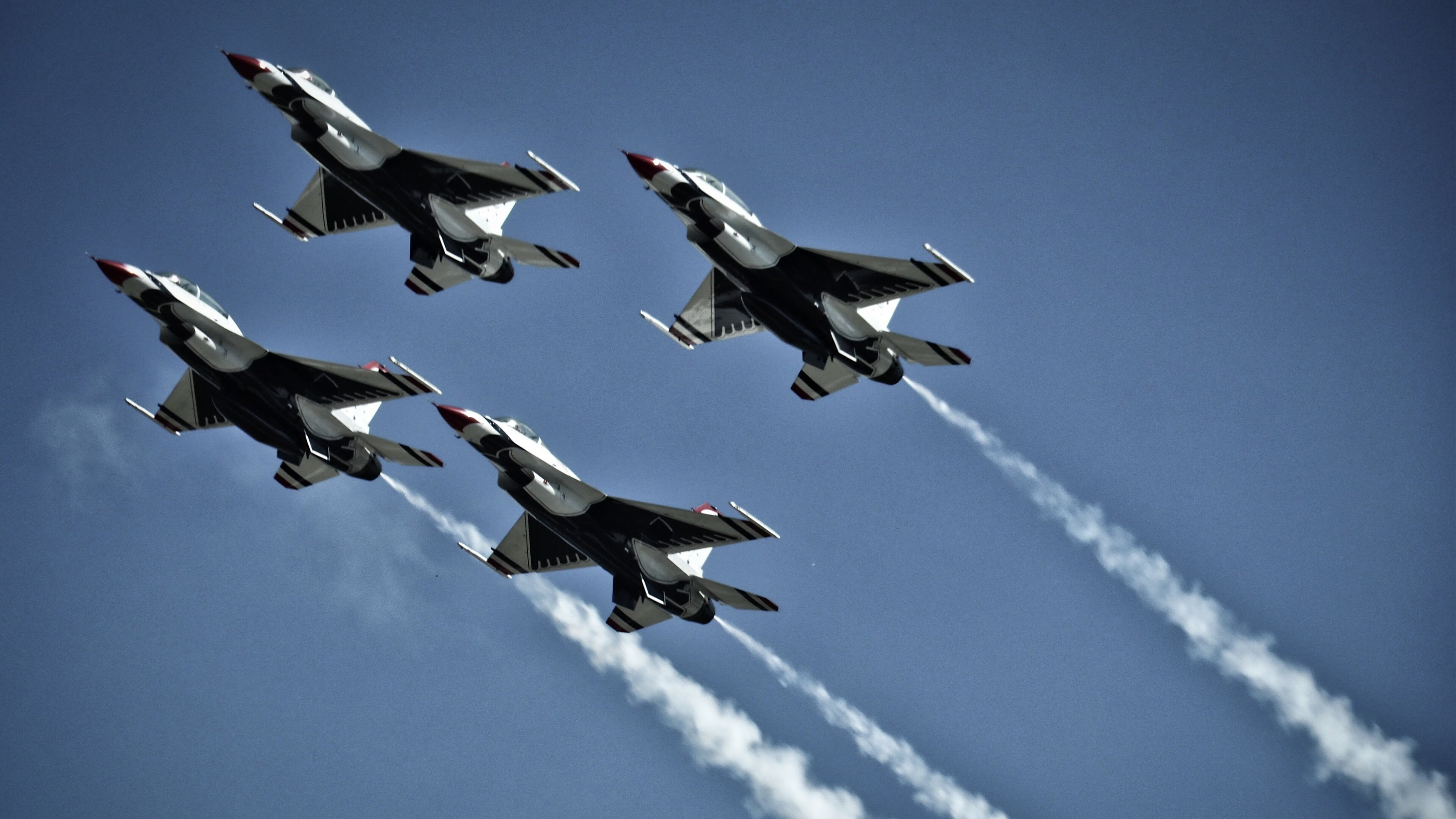 简：凭借灵活的跑位和出色的带球能力，成为全黑队进攻核心